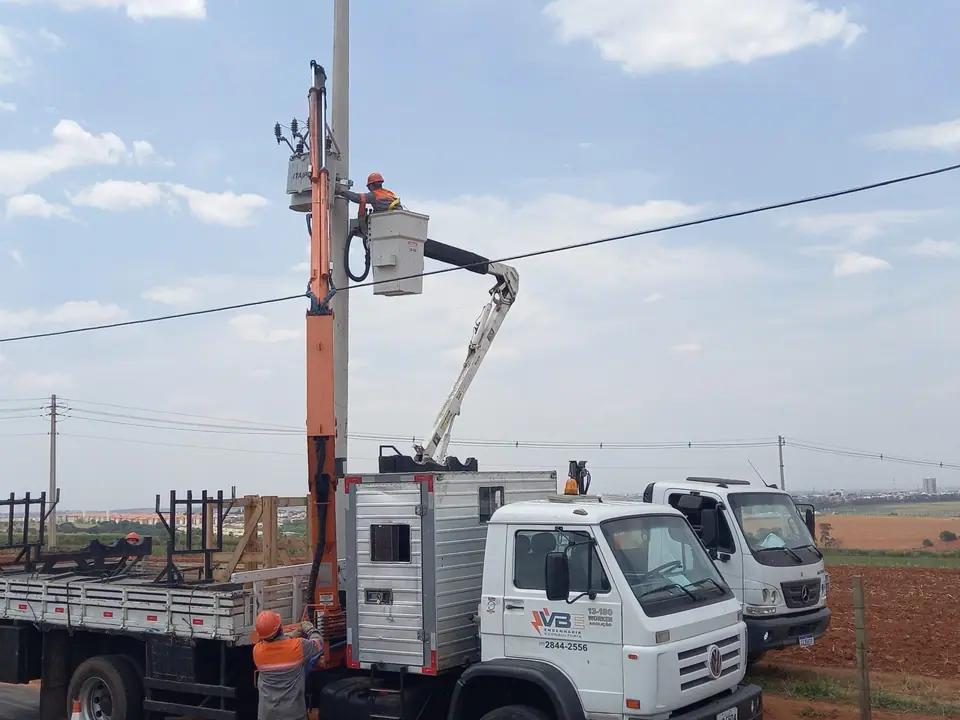 Equipe da VBE com caminhão guindauto em obra de rede elétrica