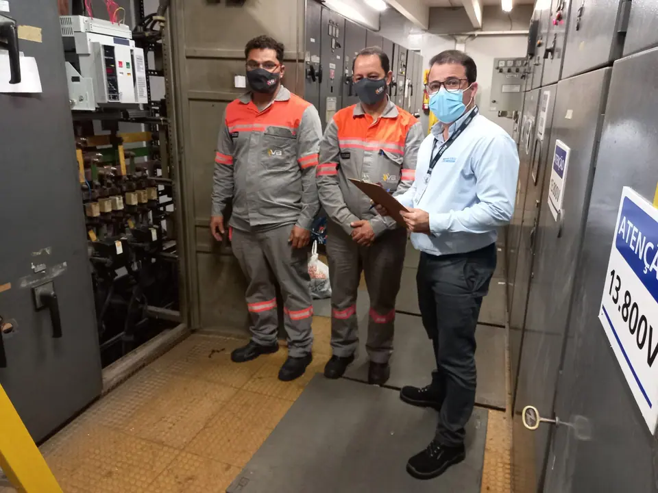 Equipe da VBE com EPIs em cabine de média tensão