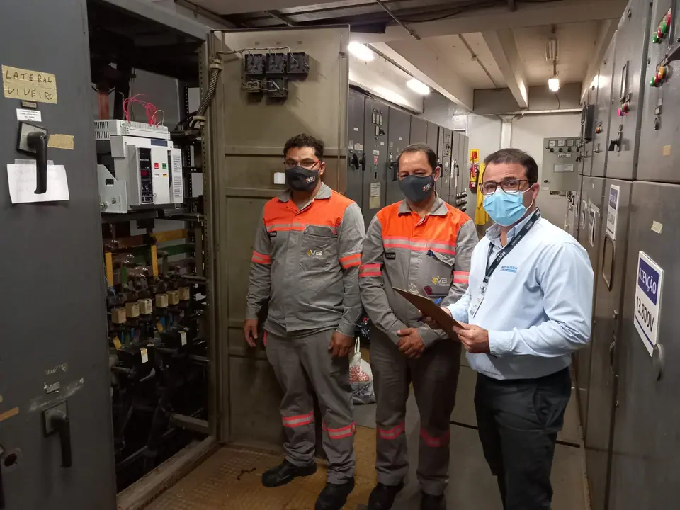 Equipe da VBE em sala elétrica durante levantamento técnico