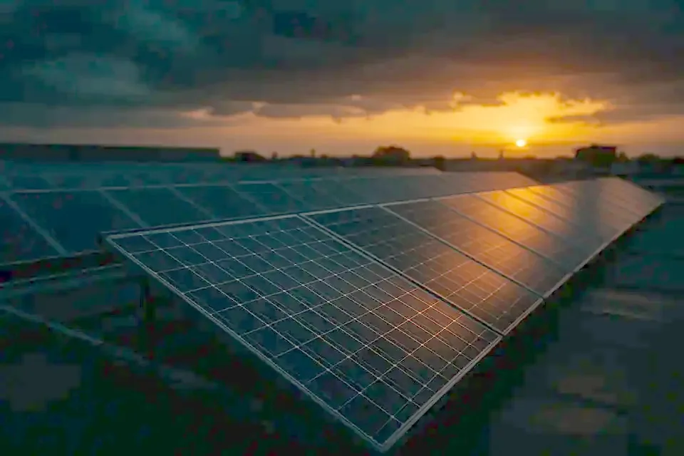 Energia solar em dias nublados e quedas de luz: como o sistema realmente funciona