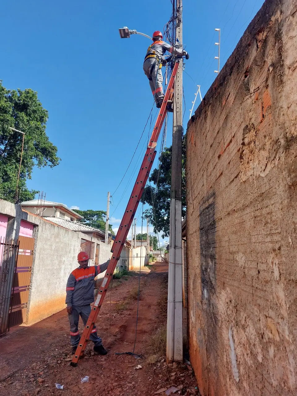 Eletricista da VBE preparando luminárias LED