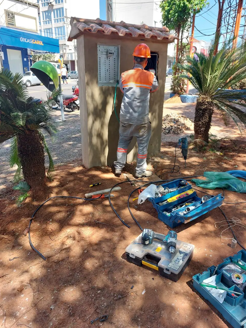 Técnico da VBE instalando quadro elétrico