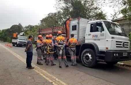 Equipe de campo da VBE com EPIs ao lado do caminhão da empresa